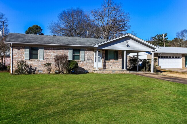 Building Photo - Lovely 3 Bedroom Brick Home