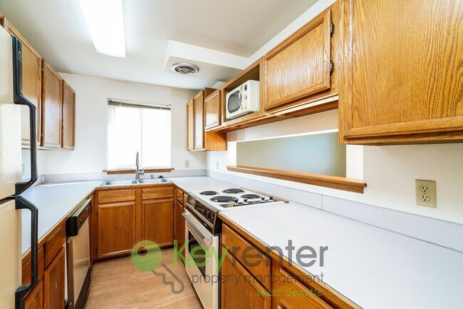 Foto del edificio - **Rent Special** Remodeled Two-Bedroom with Open Floor Plan, Parking, and Easy Transit Access
