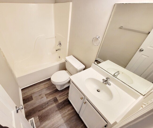 Building Photo - Great 2 Bed 1 Bath in Burlington!