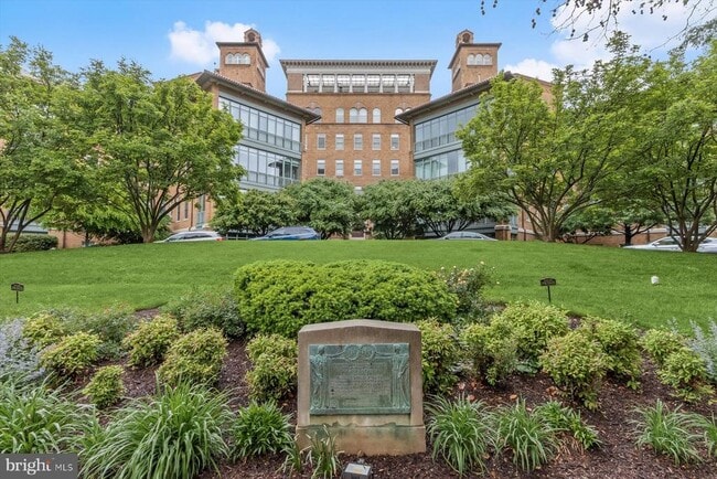 Building Photo - 2425 L St NW