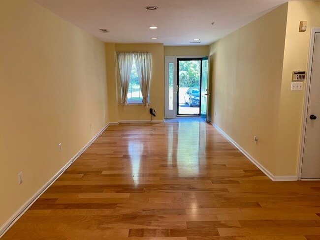Building Photo - Charming 3-Bedroom Townhome in Southampton...