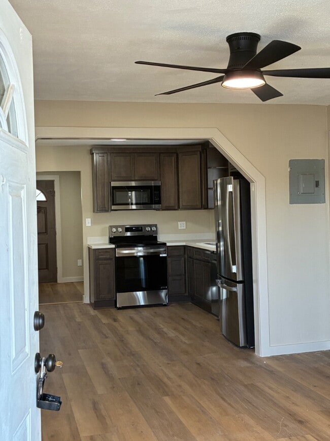 Building Photo - 910 Conant Ave