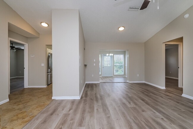 Foto del edificio - 10950 Kenmore Dr