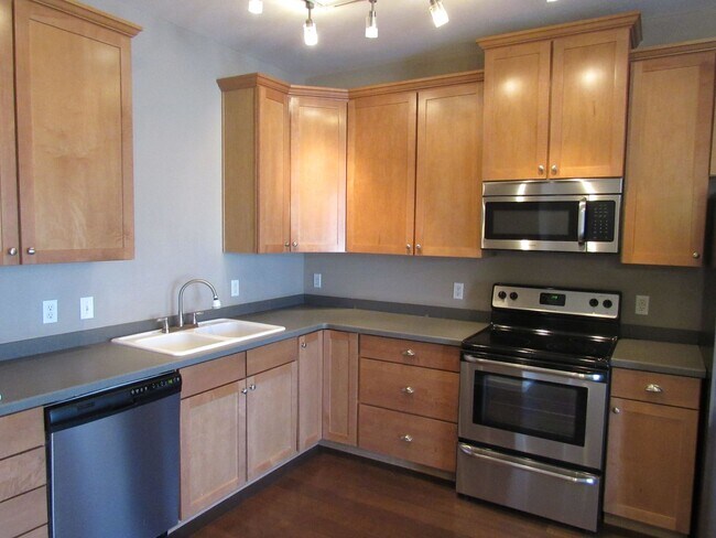 Foto del edificio - Spacious Condo in Gated Community | Close to light rail.