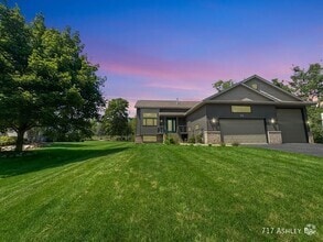Building Photo - 717 Ashley Dr