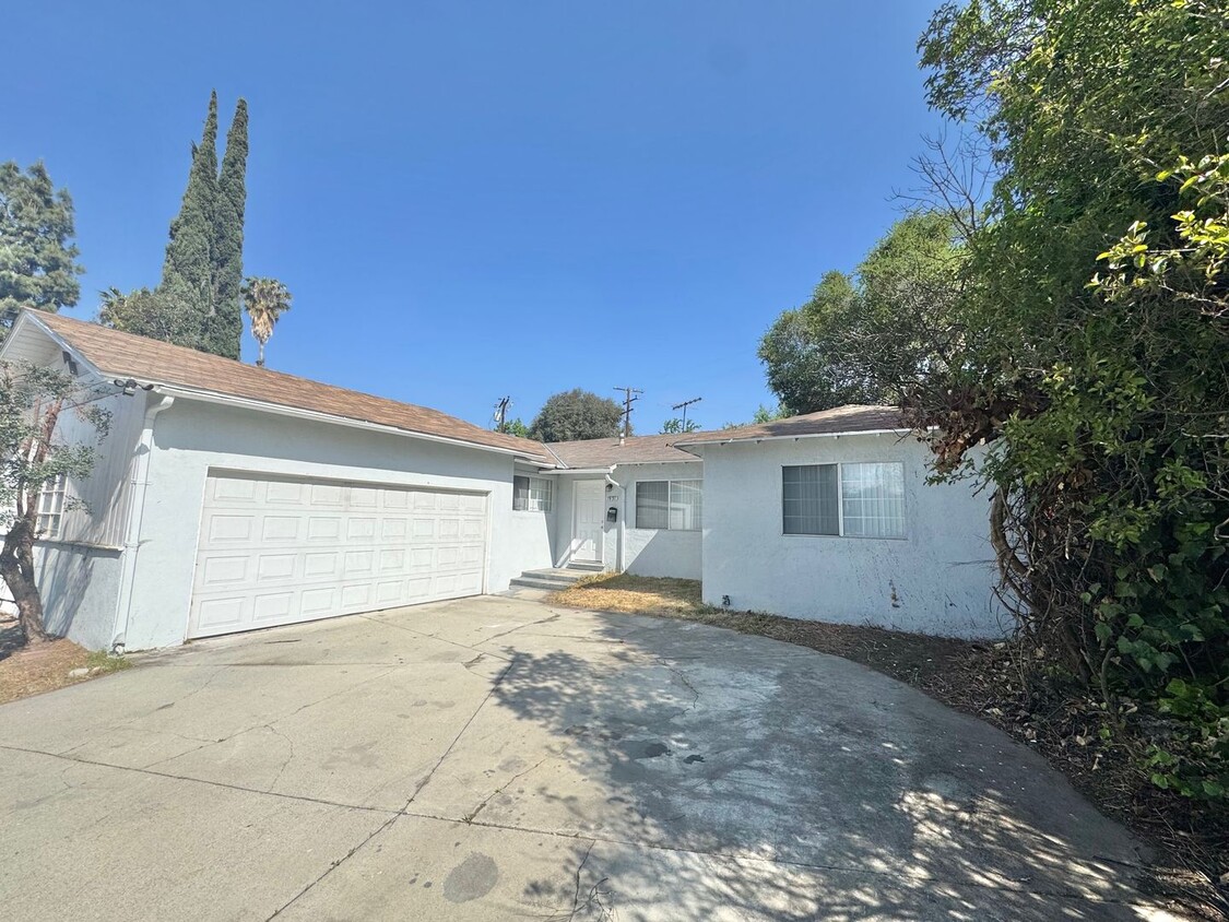 Foto principal - Spacious Pomona Home with Huge Backyard