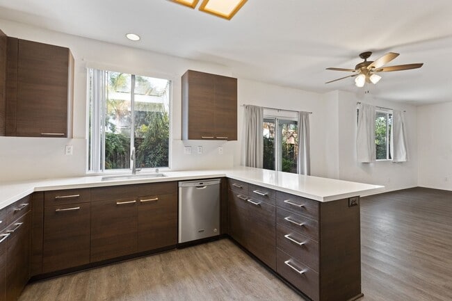 Building Photo - Beautiful 3BD/2.5BA In The Highly Coveted ...