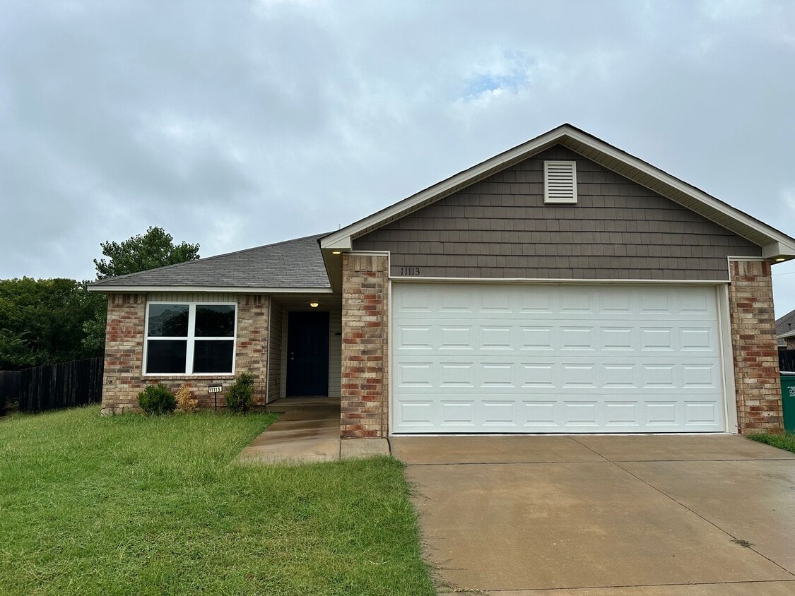 Foto principal - 3 Bed, 2 Bath Home for Rent in Yukon