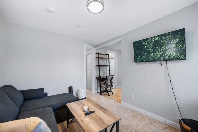 Building Photo - Remodeled and Furnished 1BD, 1BA in the Hi...
