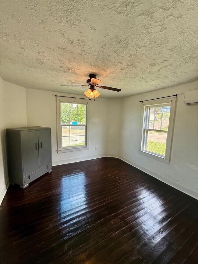 Building Photo - Loudon 37774 - 2 bedroom, 1 bath home - Co...