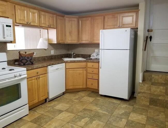 Building Photo - 2 bedroom in Riverside IL 60546