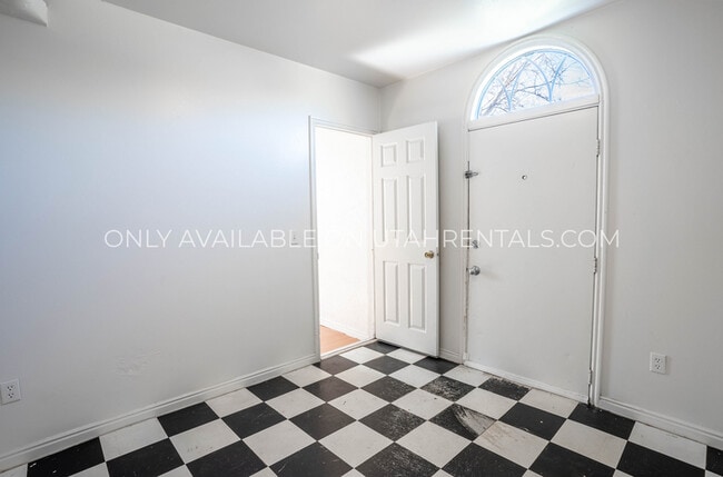 Building Photo - 905 E 100 N