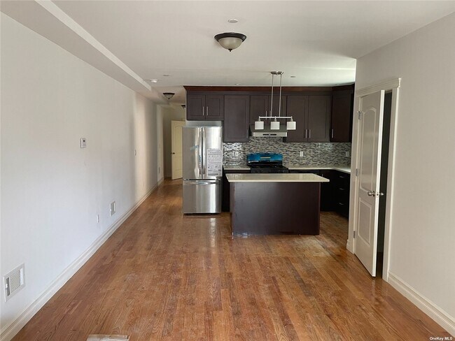 Building Photo - 42-15-42214 214th Pl