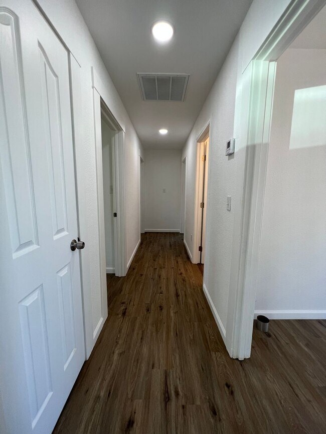 Foto del edificio - 3bd/1ba unit and NEWLY remodeled!!