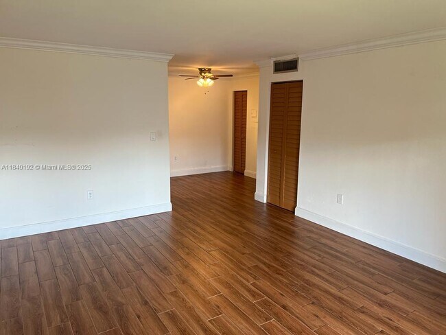 Foto del edificio - 7160 Fairway Dr