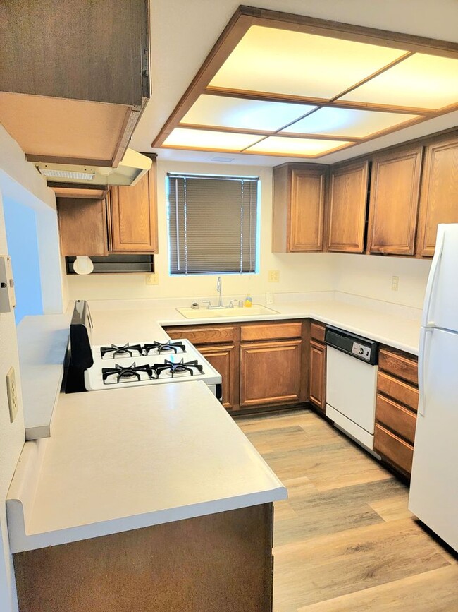 Building Photo - Beautiful Sierra Bonita 2 Bedroom 1 Bath A...