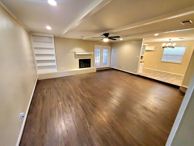 Foto del edificio - Spacious and Gorgeous 3/2 in Northwest Lub...
