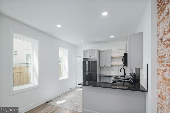 Building Photo - 2124 N Woodstock St