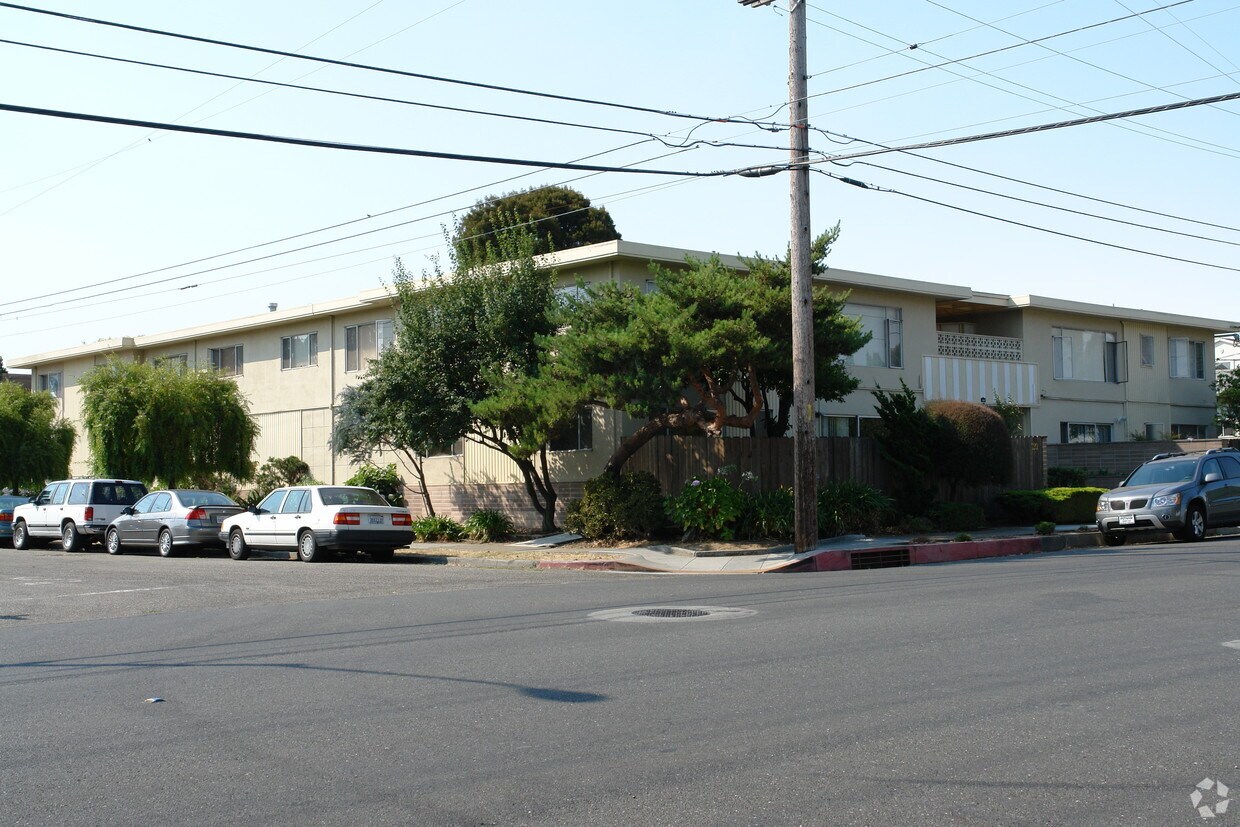 Primary Photo - 120 Peninsula Ave
