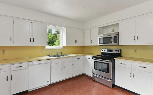 Foto del edificio - Spacious 3-Bedroom Benson Duplex with Atta...