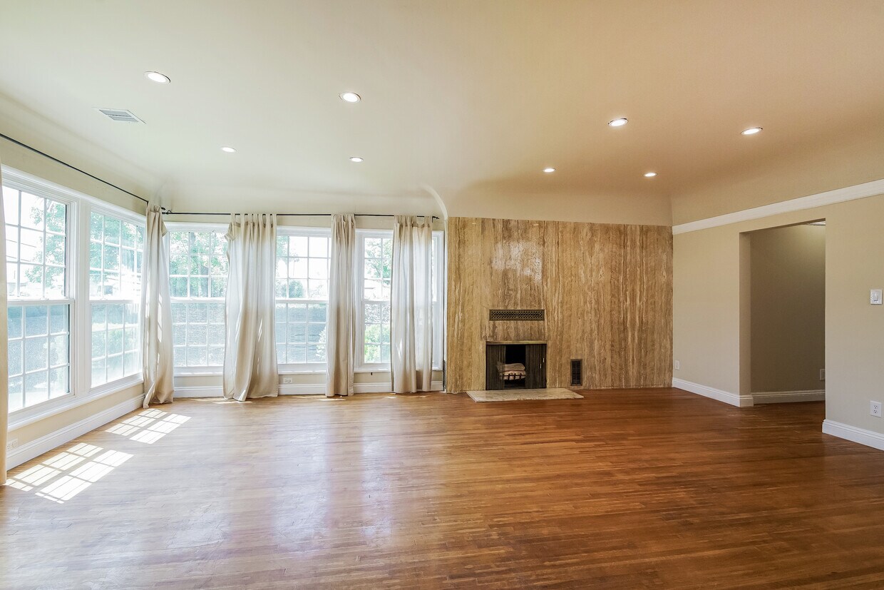 Foto principal - 2301 N Commonwealth Ave