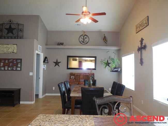 Foto del edificio - Charming 4-Bedroom, 2-Bathroom Home in Nor...
