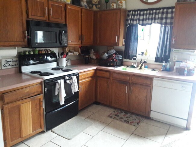 Building Photo - Beautiful Home with quiet location in West...