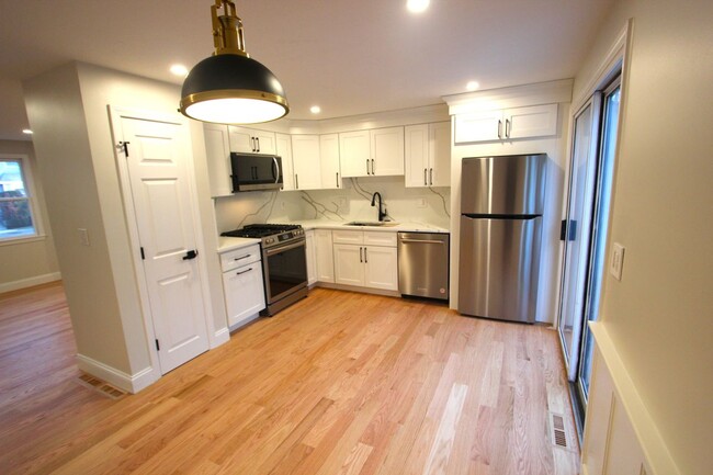 Building Photo - 4 Pinecrest Village
