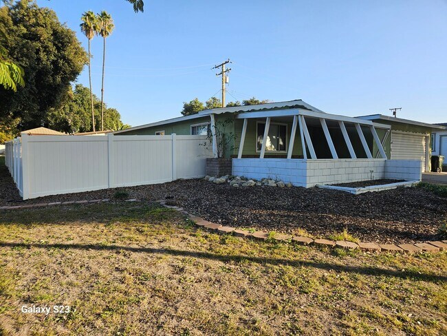 Building Photo - Great 4 bedroom, 2 bath home on large corn...
