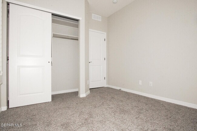 Foto del edificio - 15156 Design Ct