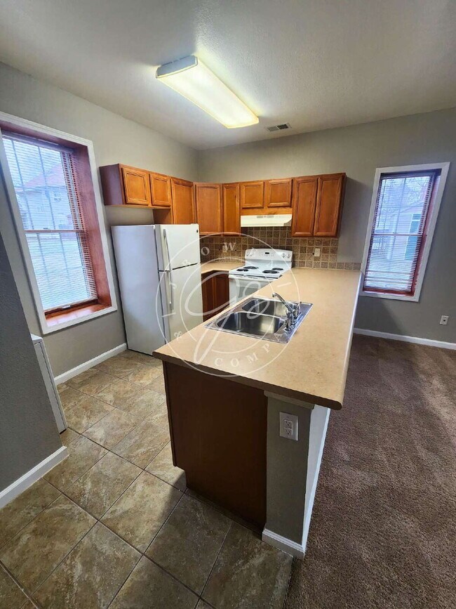 Building Photo - "Charming 1-Bedroom Duplex in Toledo's Vibrant North Huron Neighborhood!"