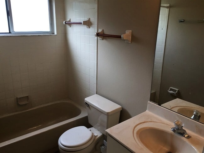 Foto del edificio - Available NOW! Adorable 2/2 located off of...