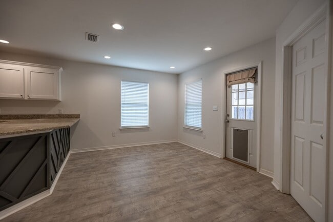 Building Photo - Charming 3 Bedroom 2 Bath Home with Modern Comforts