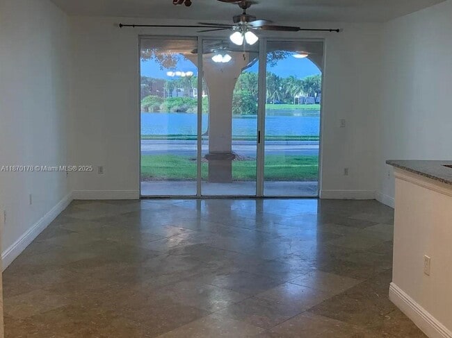 Foto del edificio - 2557 Centergate Dr