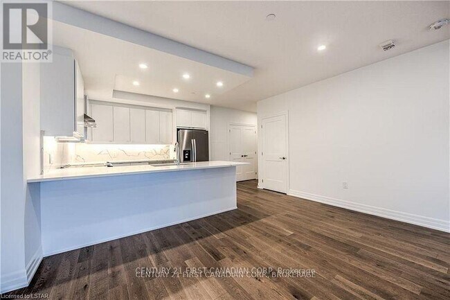 Photo du bâtiment - 460-460 Callaway Rd