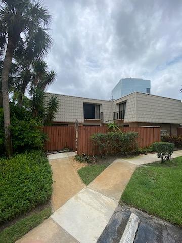 Foto del edificio - 1700 Embassy Dr