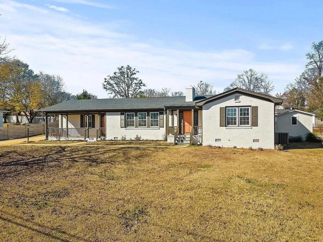 Primary Photo - 305 Hillside Dr