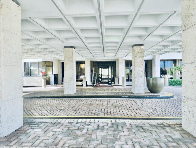 Foto del edificio - 1950 S Ocean Dr