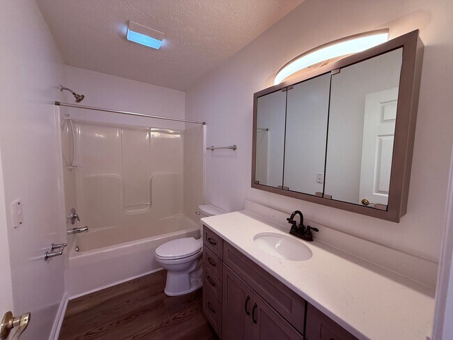 Foto del edificio - Newly Renovated 3 Bedroom 3 Bathroom Townh...