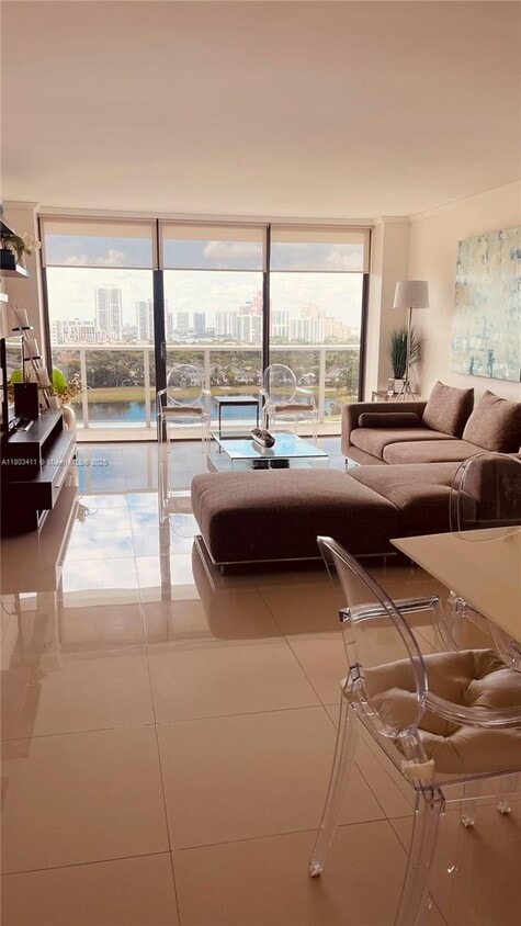 Foto principal - 3675 N Country Club Dr