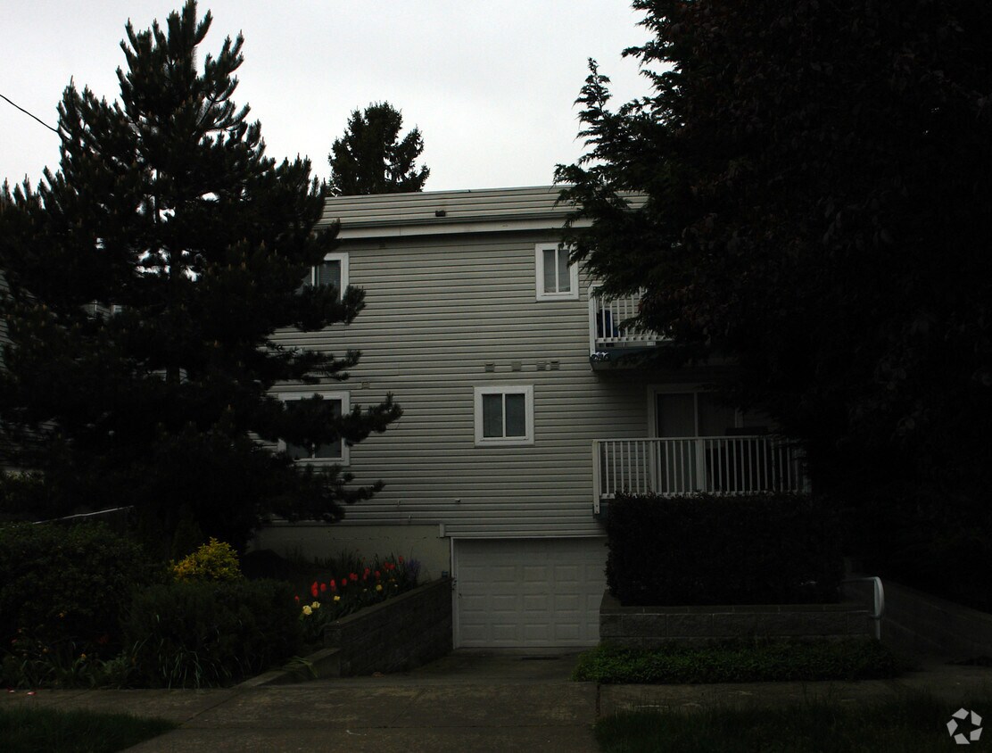 Primary Photo - 8811 Stone Ave