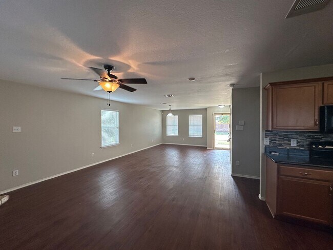 Foto del edificio - **Available 6/6/25**