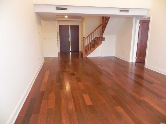 Foto del edificio - 171 Great Neck Rd