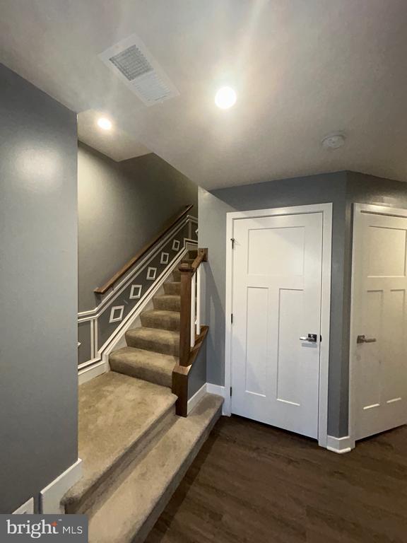 Building Photo - 9511 Broad Oaks Ln