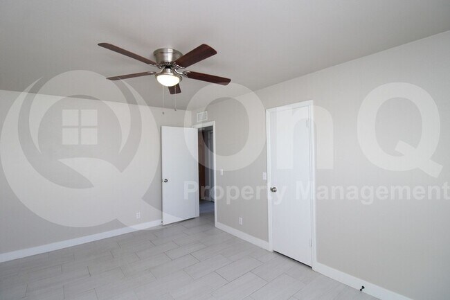 Foto del edificio - 532 W La Jolla Dr