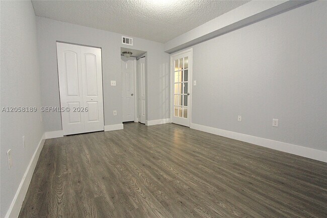 Foto del edificio - 2803 N Oakland Forest Dr