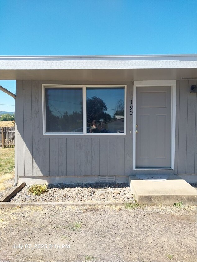 Primary Photo - 170-190 Dahlia Street, Yamhill
