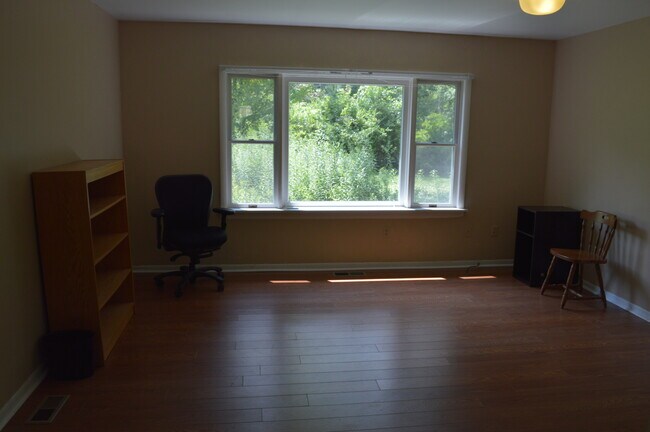 Building Photo - 203 Pine Tree Rd