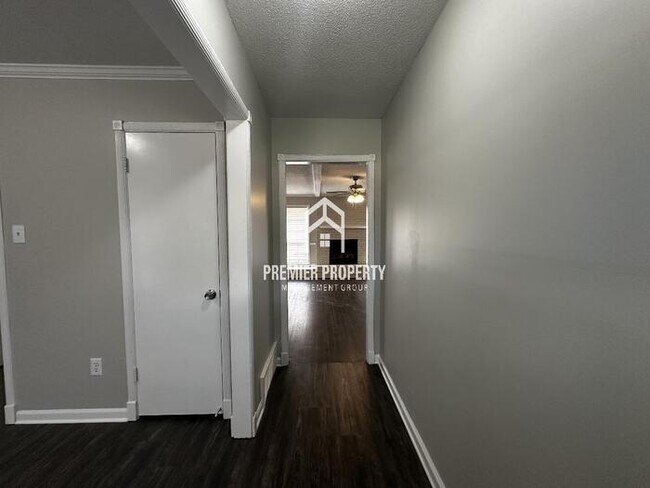 Foto del edificio - 5631 Wooddale Ave