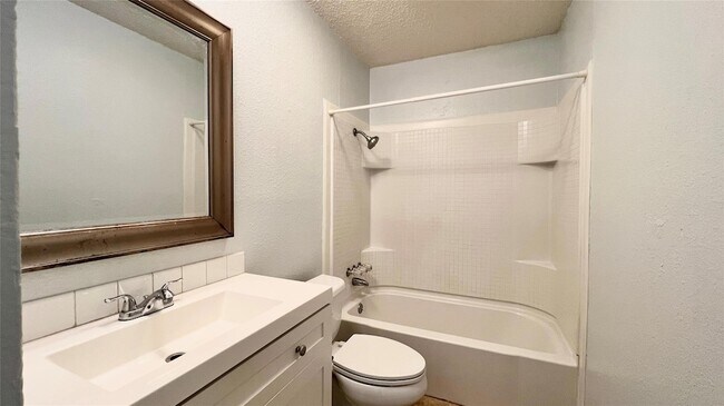 Foto del edificio - 8811 Pineridge Dr